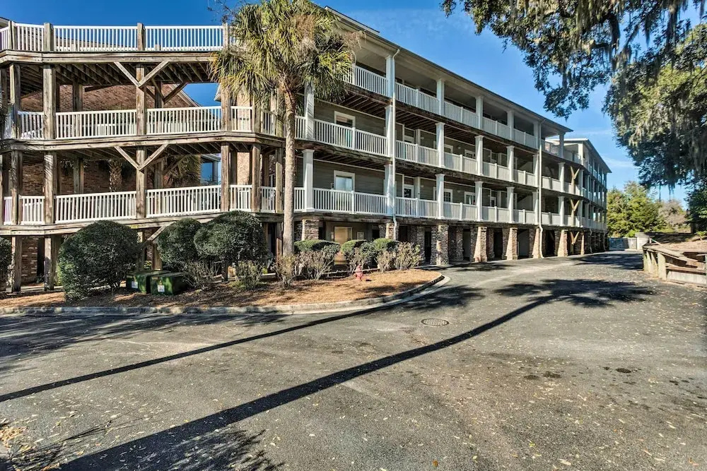 3rd-floor Riverfront Condo: Walk to Downtown Eats!