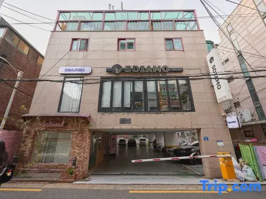 Hongdae Lovely House. Big Room. Hongdae University Station. Exit 7. Walk 2 min
