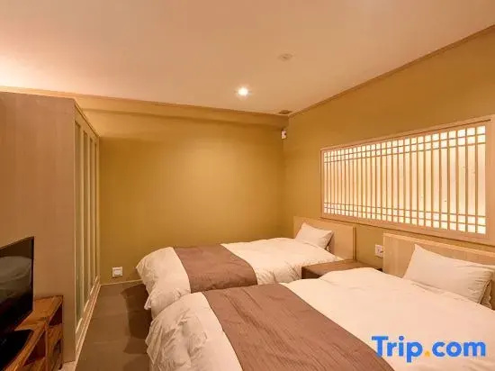 Standard room with partial ocean view