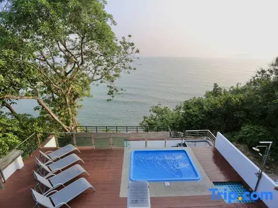 The Munique Cliff House Chumphon - private jacuzzi with beach views