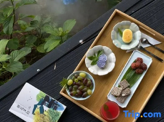 Anji Hong · Waterfall Rappelling · Cliff Pool Resort Homestay in Huzhou