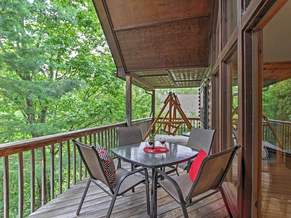 Idyllic Cabin w/ Hot Tub < 2 Mi to Dollywood!