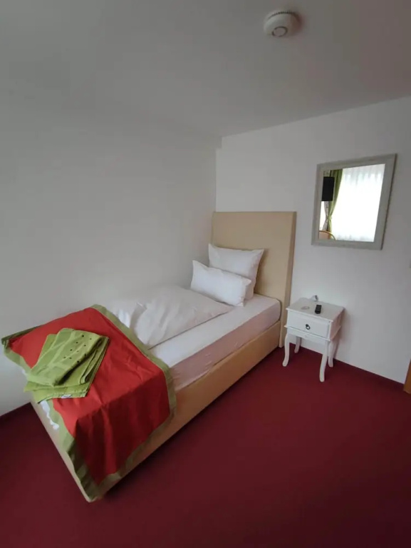 Room in Guest Room - Comfortable Single Room With Shared Bathroom and Kitchen