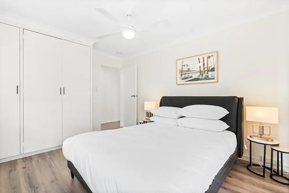 Elegant 2-bed With Balcony by Parks and Amenities