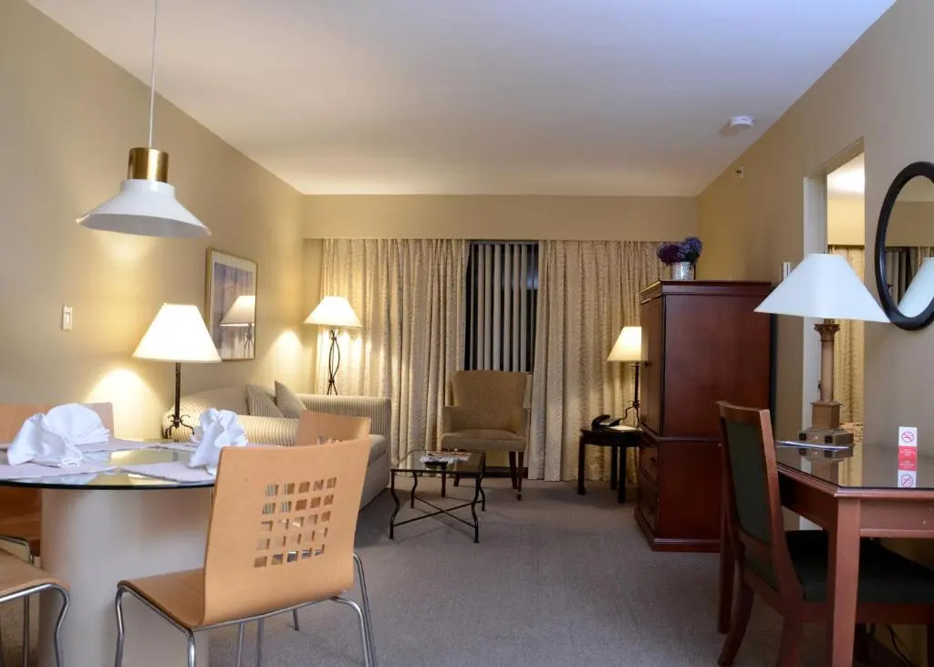 Rosellen Suites At Stanley Park - Chambres