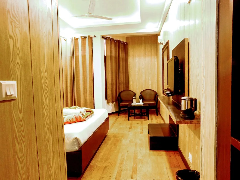Deluxe Double room (full double bed)