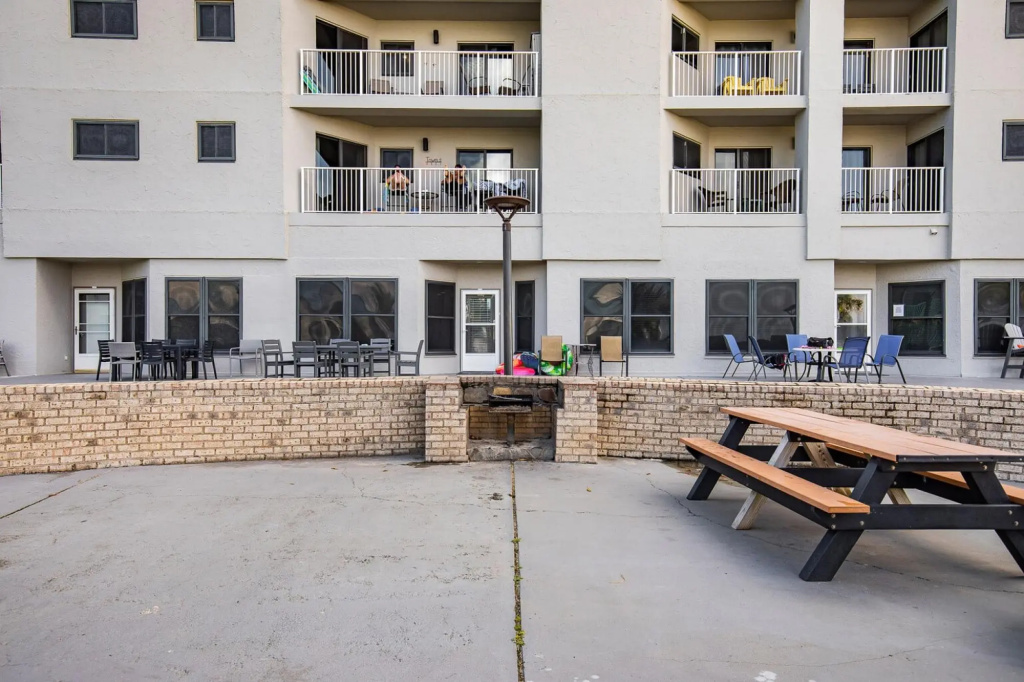 Charming Condo on White Sands of Fort Morgan With Multiple Pools and hot Tubs