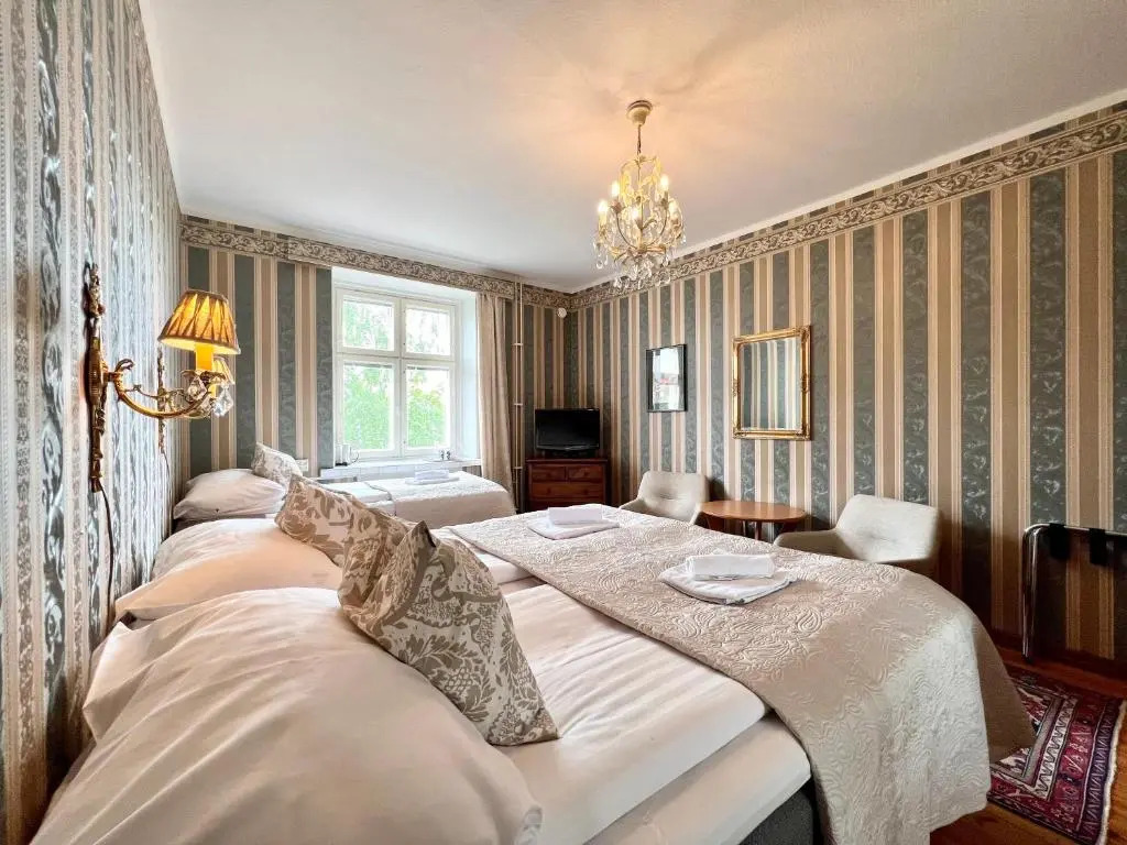 標準四人房，配有大床