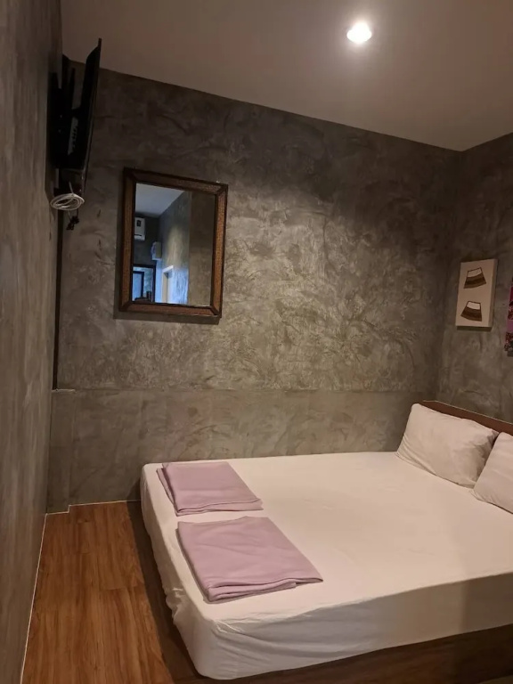 Deluxe Double room (full double bed)