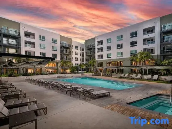 Serene APT 10 Min from Disneyland With Pool & GYM