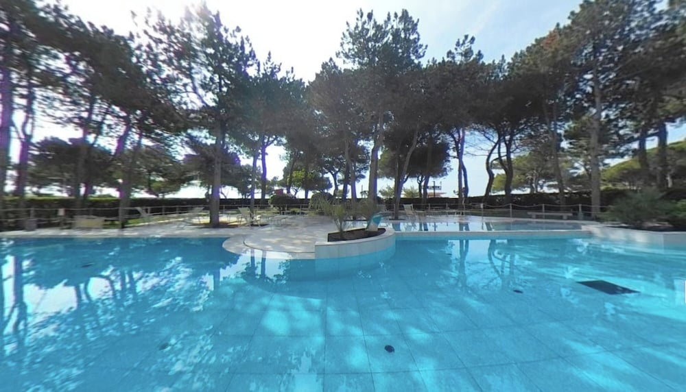 Beachfront Apartment With two Pools — 3