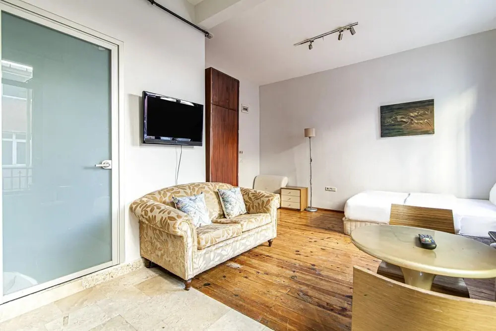 Vibrant Flat With Excellent Location in Beyoglu