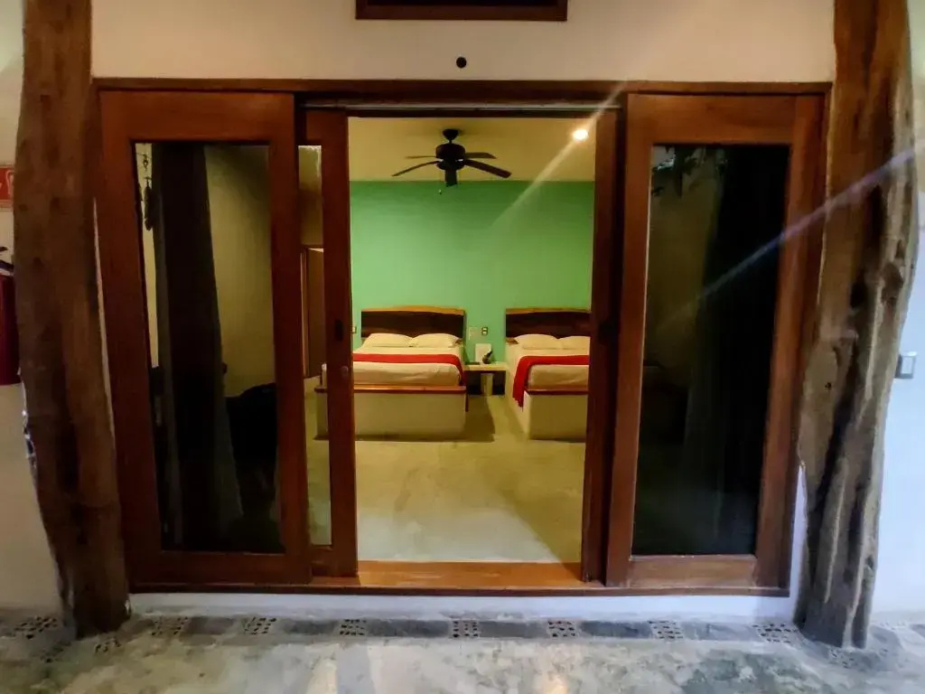 Standard Quadruple room with garden view