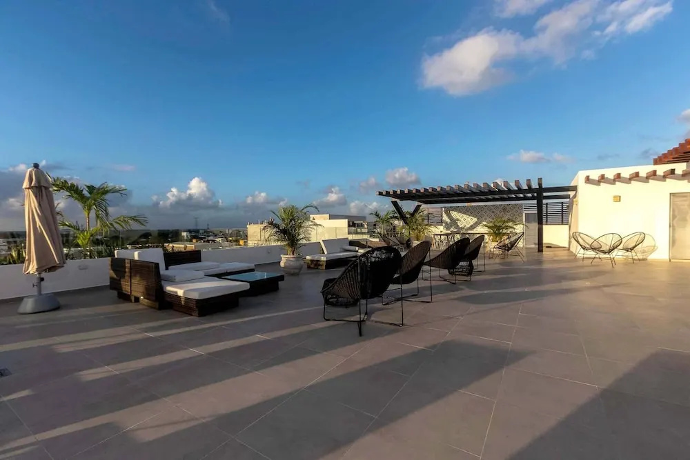 One Bedroom, Great Location, Large Roof Pool With Beautiful Views, Gym