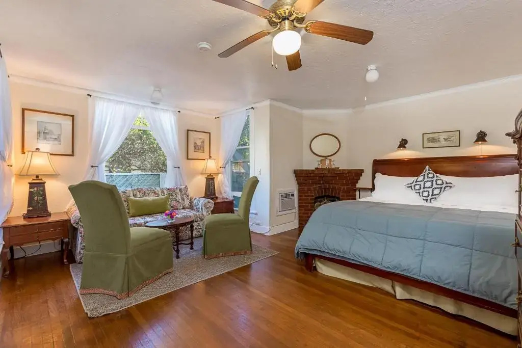 Superior Double room (full double bed)