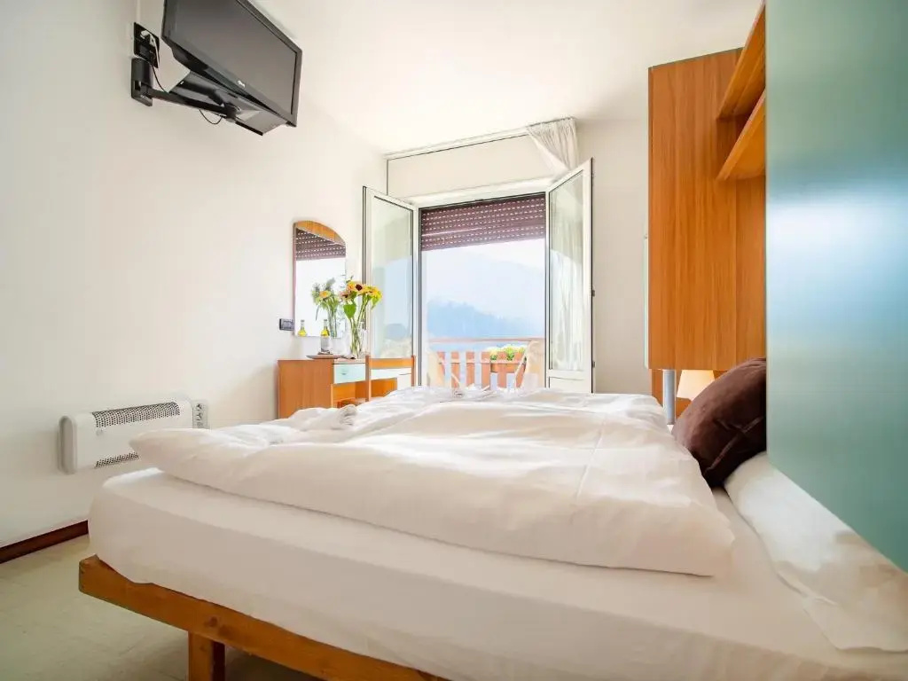 Standard Double room with balcony (full double bed)