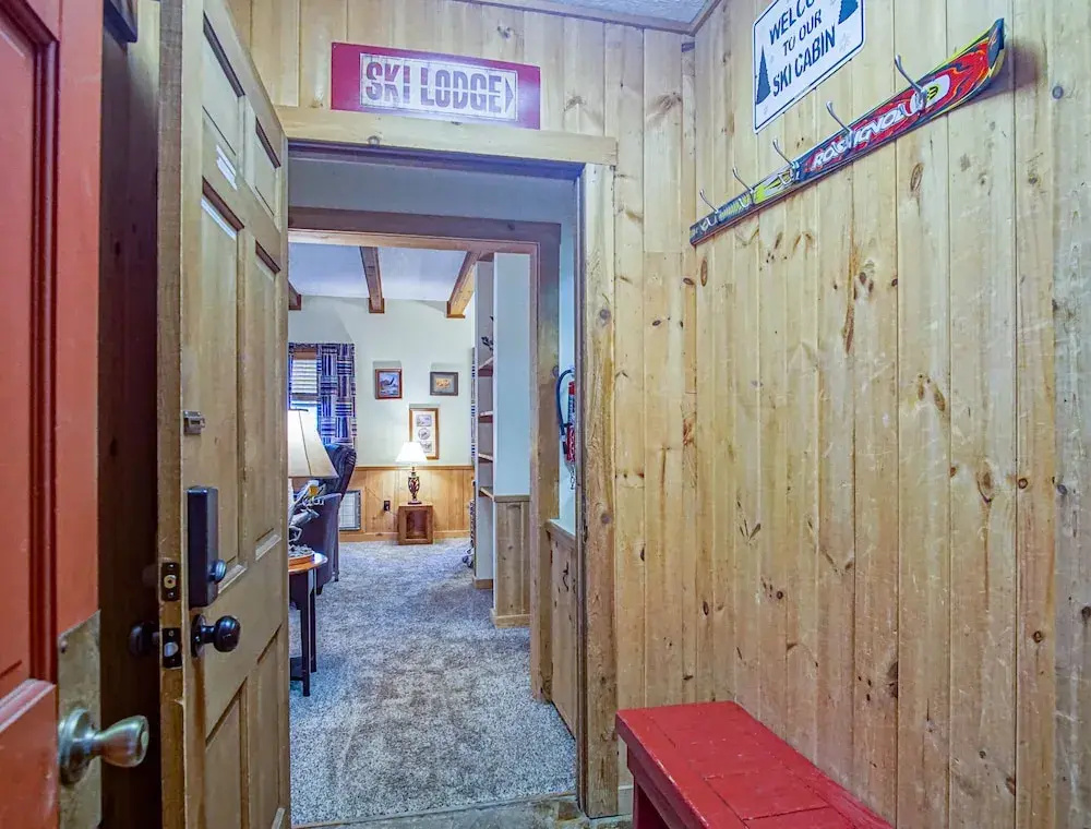 Whistlepunk #31: 2 Bedrooms, 2 Bath: Slope Side, Central Location. Wood Fireplace