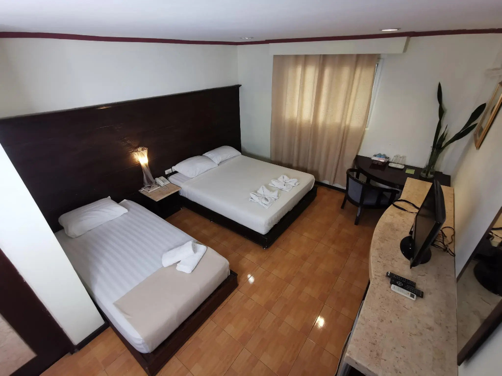 Standard room with pool view