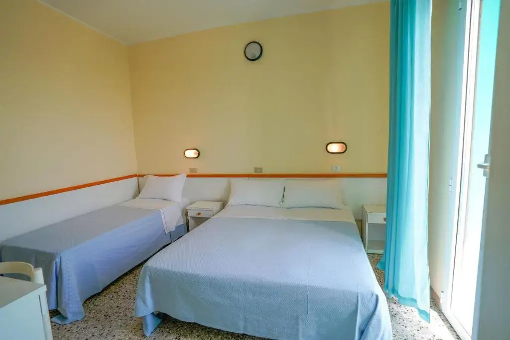 Standard Triple room with sea view
