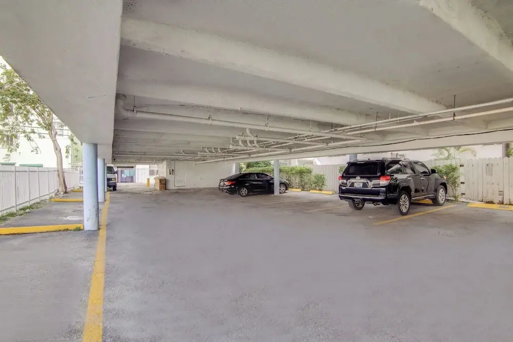 Collins 2 Bedroom with Free Parking by Deco 305