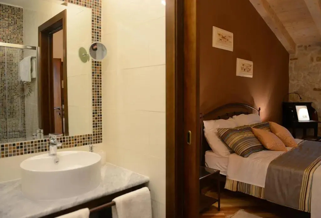 Deluxe Double room (full double bed)
