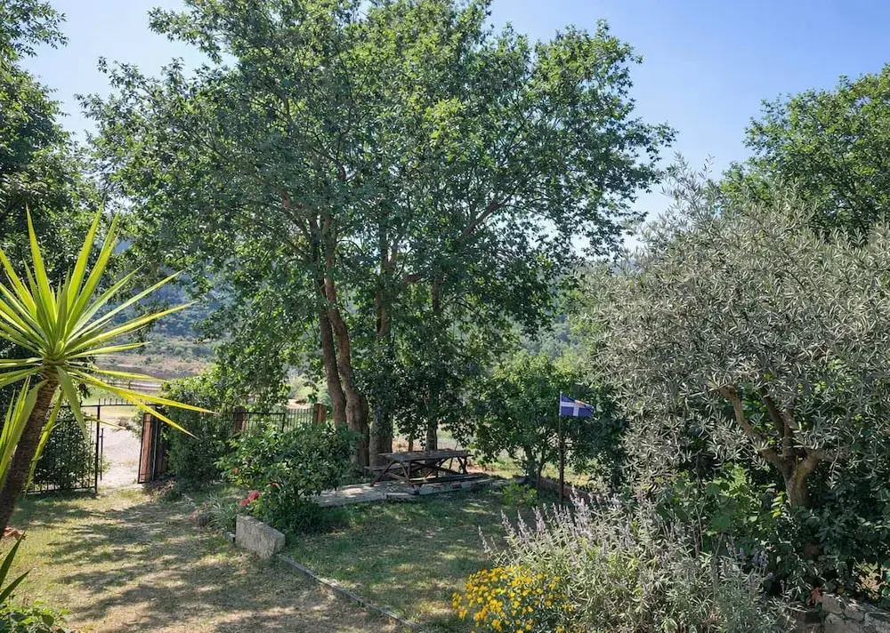Sunshine Home - Peaceful Garden Escape Parking