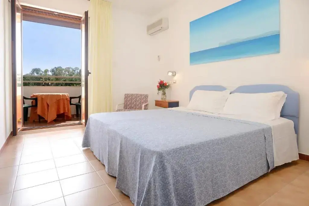 Double room (full double bed)