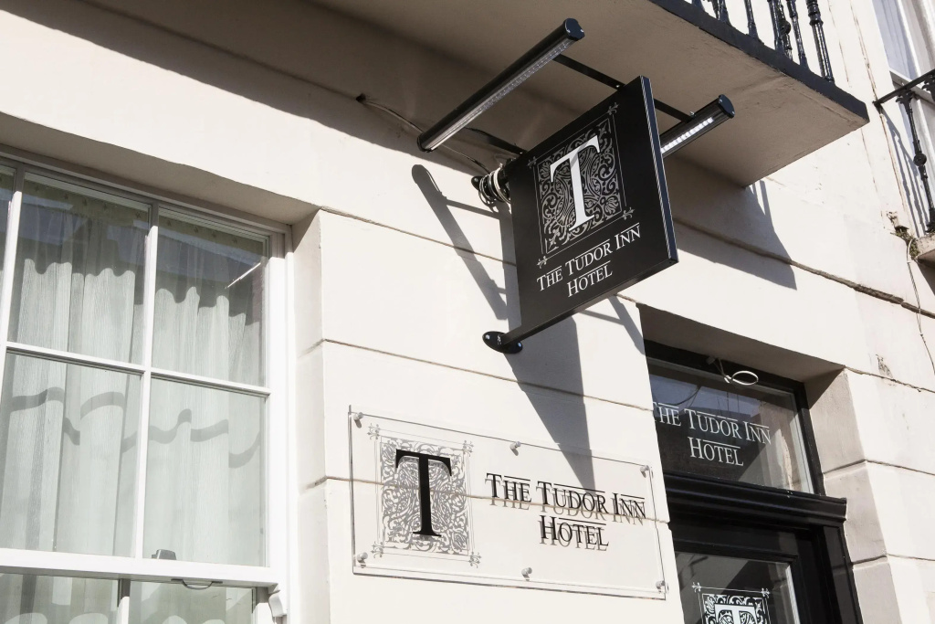 The Tudor Inn Hotel — фото