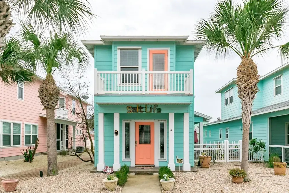 4BR/4.5BA Vibrant House, Village Walk by RedAwning
