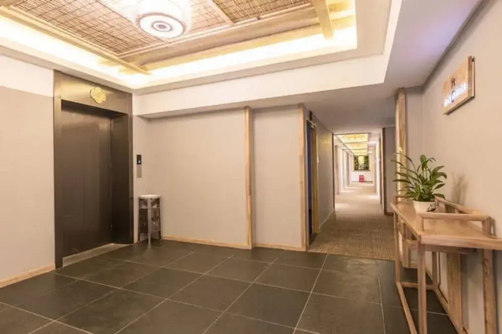 Lobby & Reception