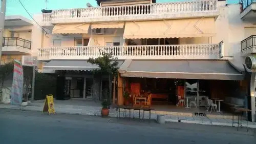 Leonidas Apartments