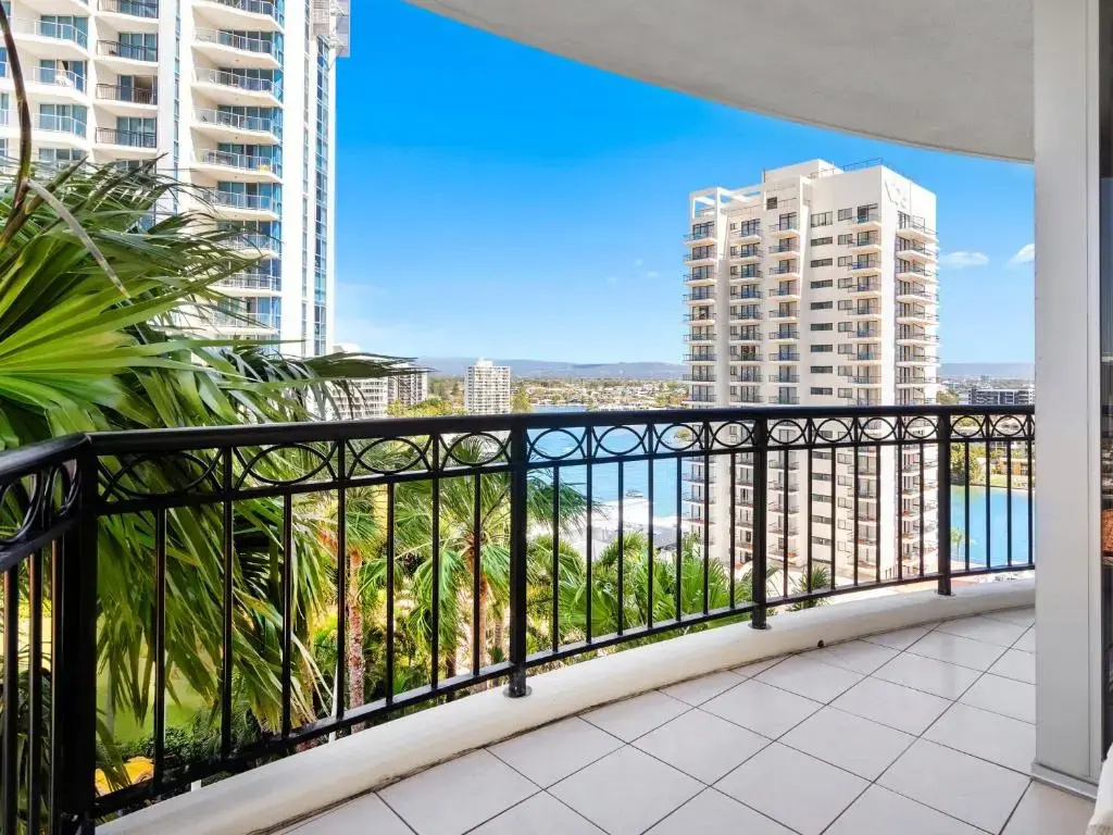 Towers of Chevron - Private Apartments