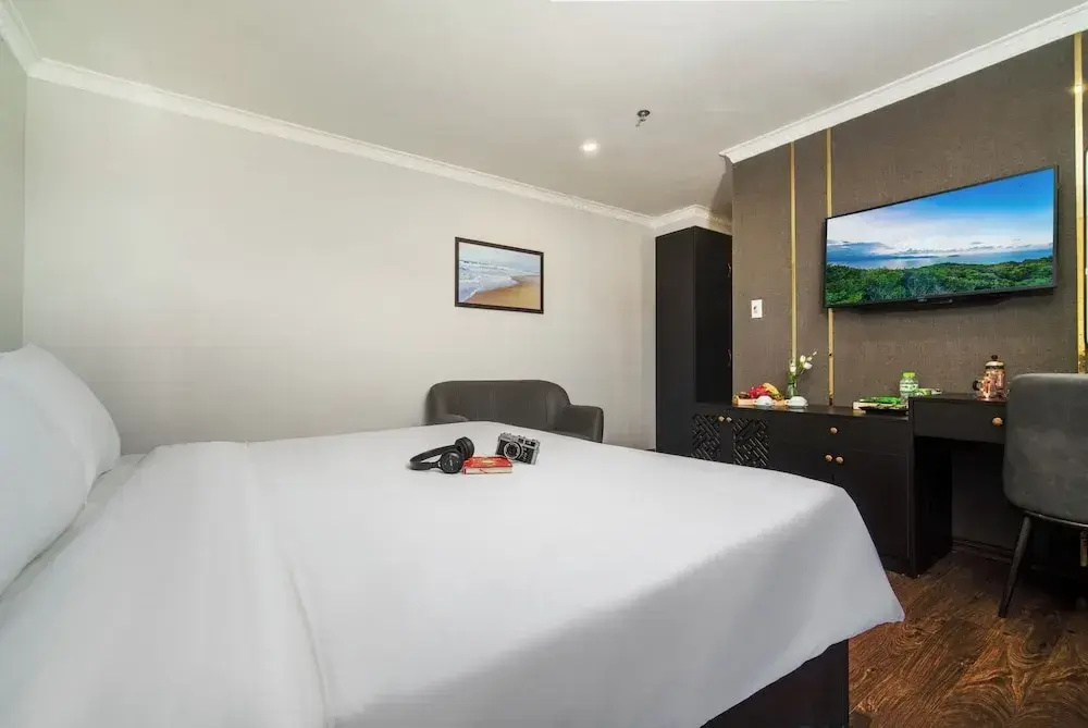 Deluxe Double room with balcony and with city view (full double bed)