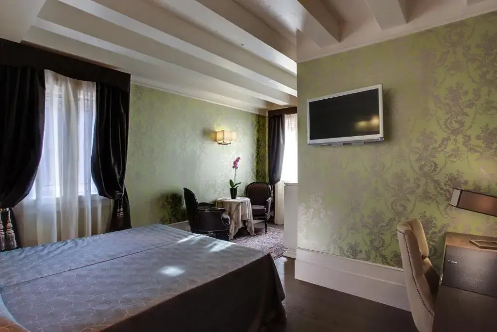 Superior Double room with canal view (full double bed)
