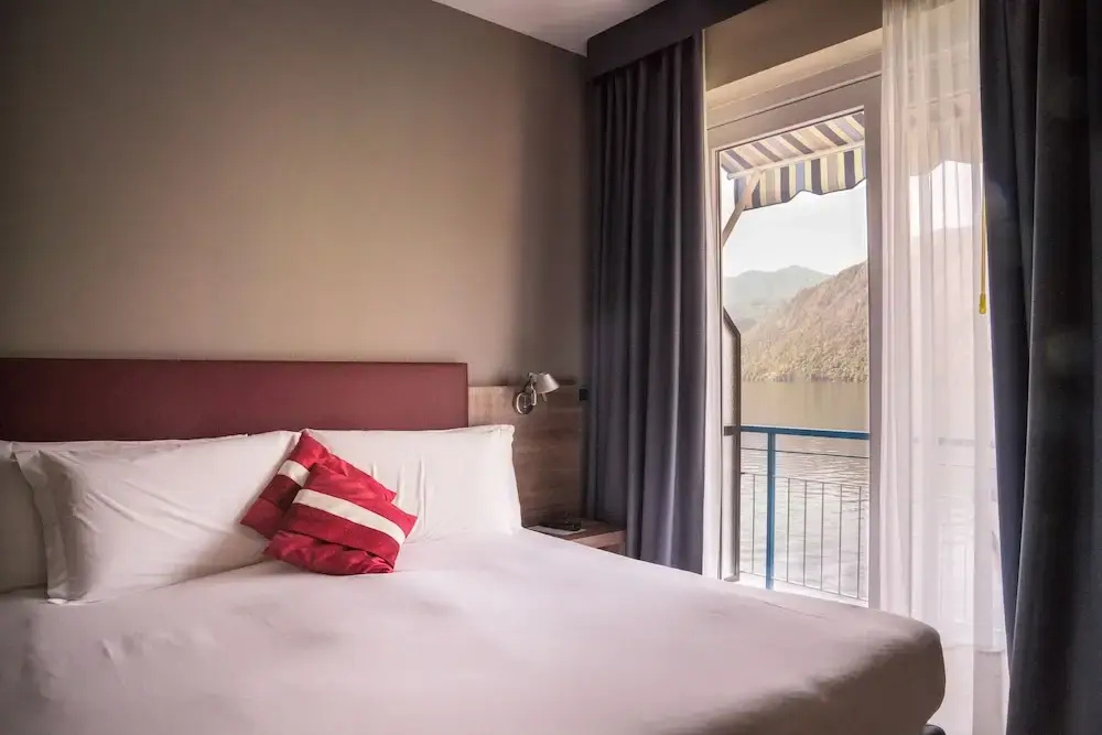 Classic Double room with balcony and with lake view (full double bed)