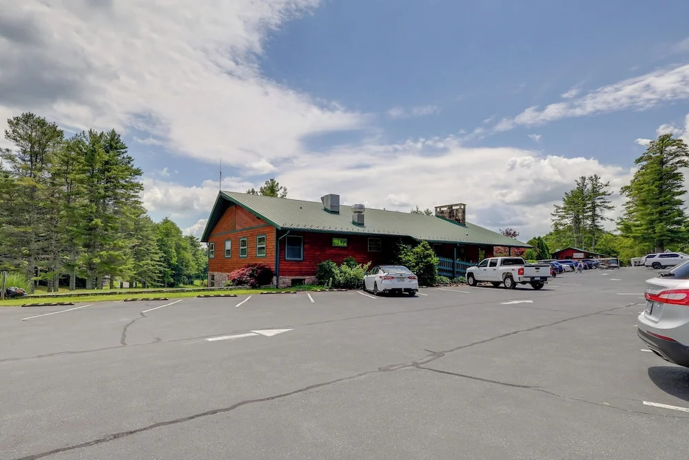 In Golf Community w/ Pool Access: Newland Cabin