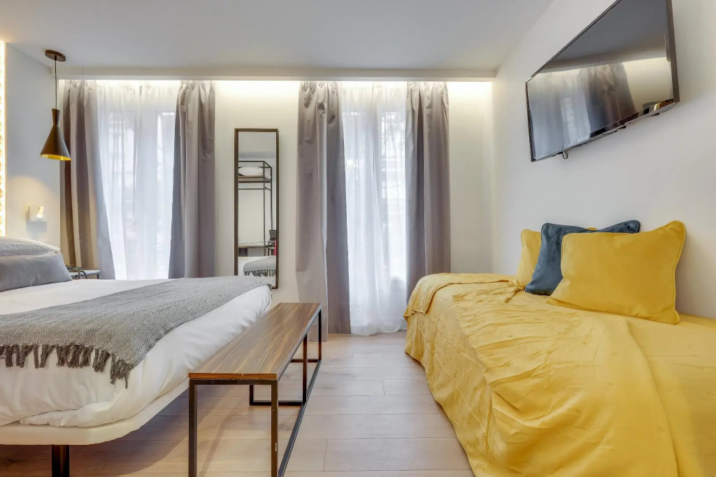 Standard Triple room