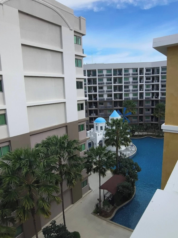 Luxurious Pattaya Apartment With Pool Access