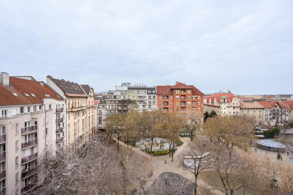 Beautiful apartment with parking garage & AC