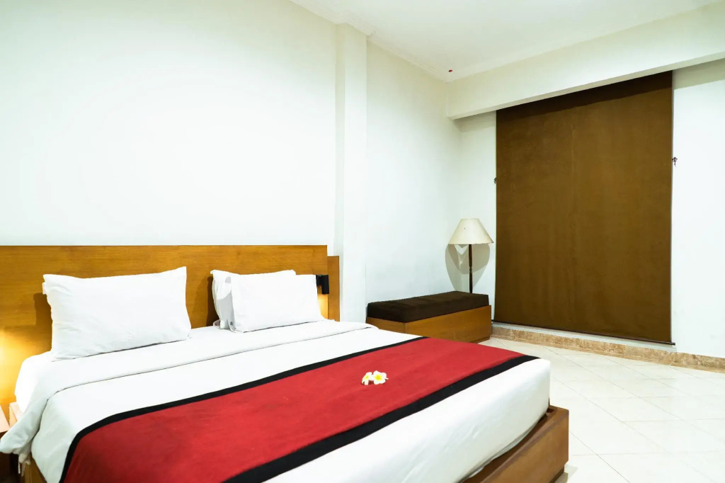 Super OYO Townhouse Oak Maxi Hotel Legian — фото