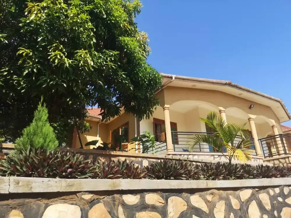 Kampala 5-beds, Sleeps 8 With Garden & Parking