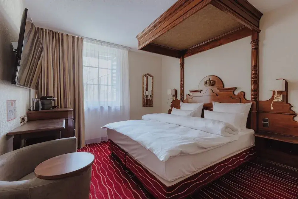 KING’s Double room (full double bed)