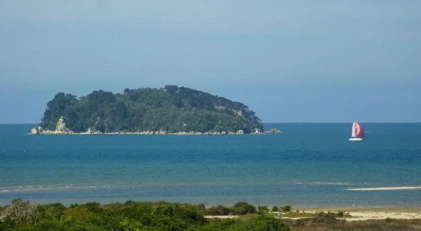 Abel Tasman Ocean View Chalet - фото 10