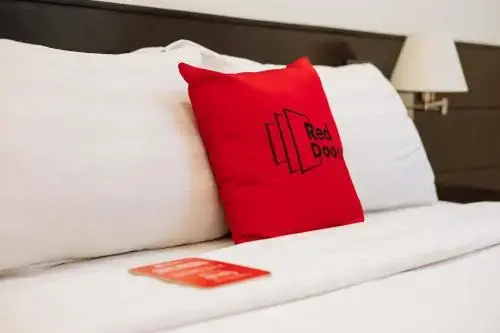 Reddoorz Plus @ Yeesort Ledesco Village