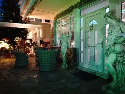 Food & Beverage