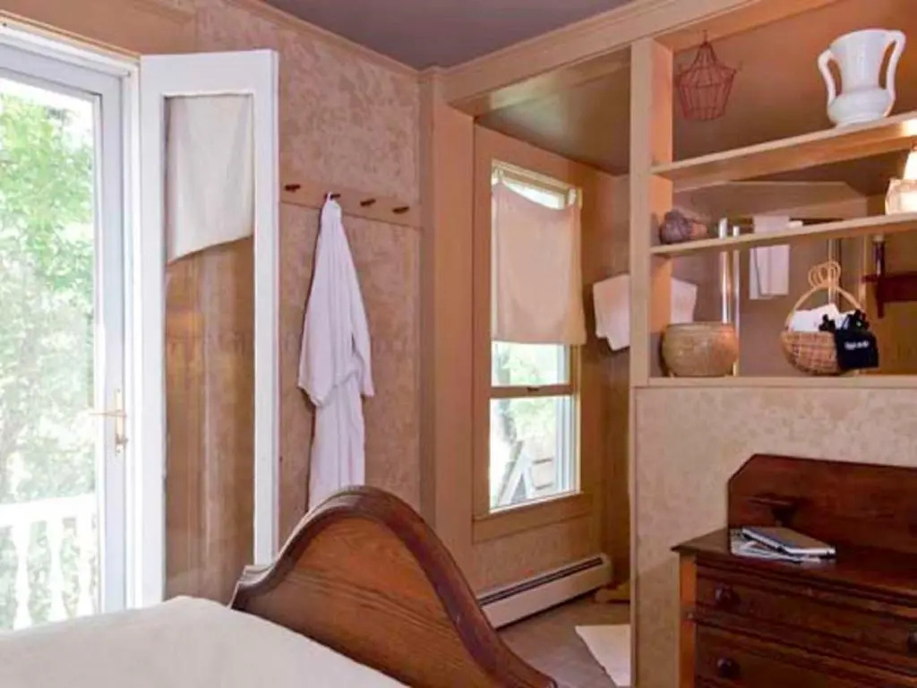 Economy room
