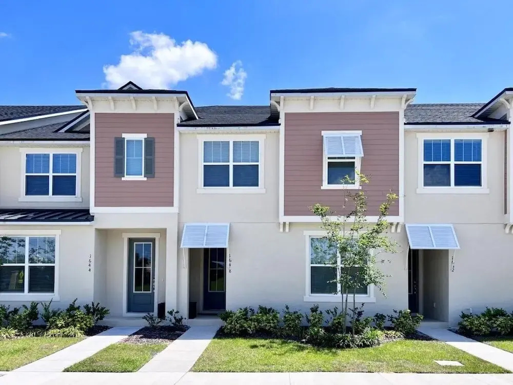 Beautiful 5 Bedroom Town Home with Splash Pool 5 Home by RedAwning