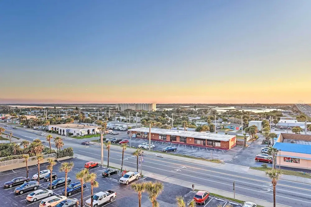 Walk to Shore! Top-floor Daytona Beach Condo