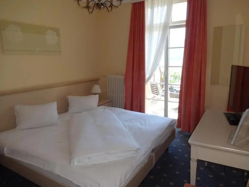 Standard Double room with balcony (full double bed)