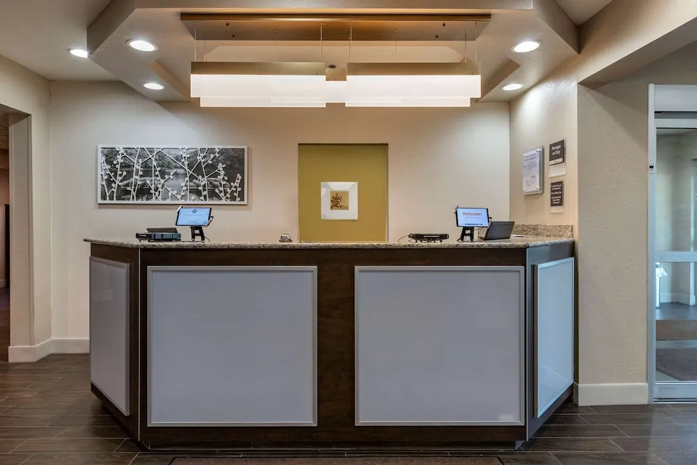 Lobby & Reception